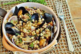 La fregola ai frutti di mare è un primo piatto di pesce a base di gamberi, calamari, cozze e vongole. Fregola Sarda Ai Frutti Di Mare 2 Amiche In Cucina