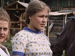 Зритель полюбил артистку не только за талант и обаяние, но и за прямоту, открытость, умение сопереживать и стойко переносить удары судьбы, которых было немало. Biografiya Raisy Ryazanovoj