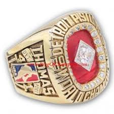 Nba detroit pistons 1989 image bonne et son excellent pour 1989 6 match finale conférence pistons bulls 4/2 dumars isiah rodman vs jordan pippen paxon 4 mach finale nba piston lakers 4/0 dumars isiah rodman vs magic johnson kareem abdul jabbar worthy green 1 dvd saison pistons 1989/1989 superbe coffret 1989 1990 Detroit Pistons Basketball World Championship Ring Custom Detroit Pistons Champions Ring