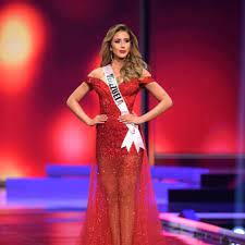 Desfile en traje de baño y en traje de gala. 94c4nat7dxyy1m