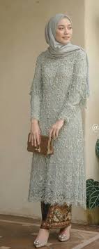 This Is An Interesting Solution To A Mid Length Dress And Hijab Gaya Model Pakaian Gaya Busana Model Pakaian