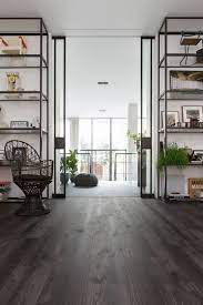 Dieser Boden Lasst Mehrere Schattierungen Von Schwarzer Holzkohle Erkennen Ein Grau Braunton Ist Ebenfal Wohnzimmer Boden Vinylboden Kleine Wohnung Wohnzimmer
