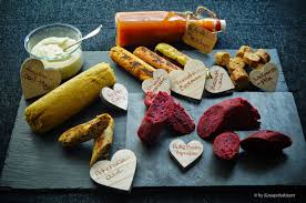 Knusperkabinett Variation Von Kichererbsenwursten Mit Apfelketchup Und Zucchini Senf Mayo Vegane Brotaufstriche Wurstchen Vegane Leckereien