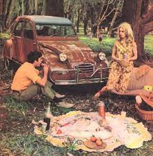 Picnic With A Citroen 2cvon Remarque Les Clignotants Rectangulaire Et Le Pare Choc Bizarre Une 2cv D Export Citroen 3cv Retro Cars Amazing Cars