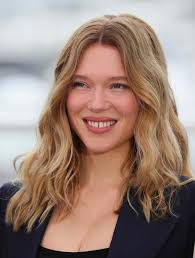 7 French Girl Hairstyles Trending Now