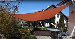 Sonnensegel Im Garten Tipps Fur Die Schnellbefestigung Fur Schnellen Sonnenschutz Die Fur Garten Schnellbefestigung In 2020 Patio Umbrella Patio Outdoor Decor