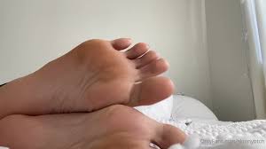 Skinnybtch pov laying at the foot of my bed w my feet in your face as