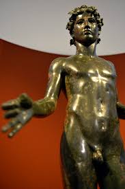 Esta escultura, realizada en bronce y conservada en el museo arqueológico de la ciudad, es una de las muestras más refinadas de este periodo encontrados en la península. El Museo Arqueologico Nacional Elige A El Efebo De Antequera Para Promocionar La Exposicion El Poder Del Pasado 150 Anos De Arqueologia En Espana Turismo Antequera