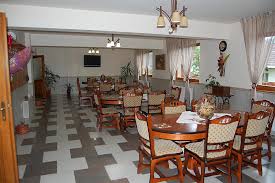 Pensiunea, situata la 300 m distanta de salina, este clasificata la categoria 3*** si dispune de 24 de camere de 2, 3 si 4 paturi. Pensiunea La Izvor 3 Praid Romania Oferta Cazare