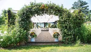 Wedding flower questions should be answered by the wedding coordinator. 40 Wedding Altar Decorations And Ideas Wedding Spot Blog