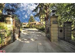 Katy Perry Lists Historic Dewitt Residence In Laurel Canyon Hollywood Hills Homes Celebrity Houses Hollywood Mansion