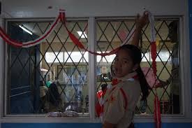 Biarkan mereka membagi tugas, siapa yang membawa apa, sampai semua yang dibutuhkan lengkap. Lomba Menghias Kelas Hut Ri Ke 72 Tirtamarta