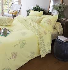 Sur une sélection d'articles de linge de maison (dans les catégories « linge de lit », « linge de bain », « linge de table » hors parures 3 pièces, les lots de linge de bain, drap de plage, produits enfants et. Linge De Lit Sous Un Arbre Par Francoise Saget Linge De Lit Draps De Lit Beaux Lits