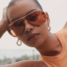 We call this chunky cat eye Jose. Aka the shape of the season. Catch this  showstopper while you can.