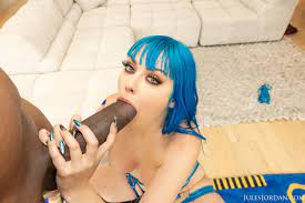 Size Queen Jewelz Blu Locks Onto Dredds BBC photo set - OK.PORN