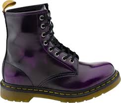 Vorbei sind die zeiten, in denen du deine schuhe dem rest deines outfits angepasst hast. Doc Martens