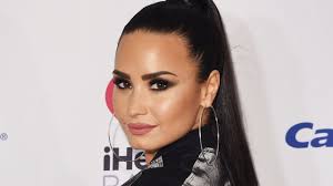 Demi Lovato, la malattia e l'addio alle scene: "Non riesco più ad alzarmi  dal letto"