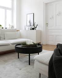 Wir Hubschen Unser Weisses Wohnzimmer Mit Einem Eyecatcher Auf Der Runde Schwarze Couchtisch Passt Per Wohnzimmer Weiss Weisses Wohnzimmer Wohnzimmer Einrichten