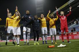 De graafschap promoveerde zondag naar de eredivisie en dat wordt uitbundig gevierd. De Graafschap Spelers Krijgen Voor Het Eerst Bier In De Bus Na Eerste Uitzege Nederlands Voetbal Destentor Nl