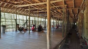 Dokumentari keunikan kehidupan kaum iban yang tinggal di pedalaman sarawak di kampung rumah panjang tg paku sg paku. Tradisional Dayak Rumah Betang Ensaid Panjang Borneo Bombastic Borneo