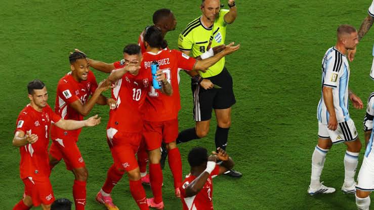 Argentina vs Suiza: La increíble expulsión de Embolo por la nueva regla de  FIFA
