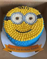 Slice the top with a serrated knife to make more of a head shape. Minions Cake Design Images Cake Gateau Ideas 2020 Minion Cake Design Minion Birthday Cake Minion Cake