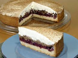 Auf dem ausgekühlten kuchen verteilen. Feuerwehrkuchen Rezept Kirsch Nuss Torte Mit Murbeteig Gerosteten Haselnussen Und Sahnehaube
