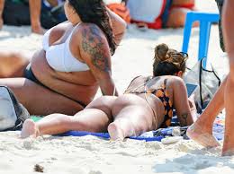 Anitta de biquini fio dental na praia