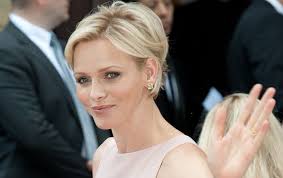 Jun 25, 2021 · voilà quelques semaines que charlene de monaco souffre d'une infection de la sphère orl. Charlene Wittstock Coupe De Cheveux Courte Coiffure Courte Coupe De Cheveux