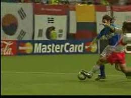 Der fußballspieler francesco totti war in der saison 2002/2003 bei as rom unter vertrag und wird dort im sturm eingesetzt. Francesco Totti S Dive In The World Cup 2002 Youtube