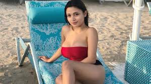 Pandora Kaaki - looking for nudes on Instagram