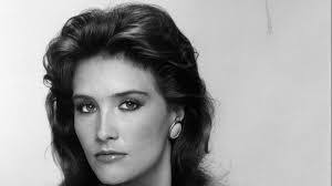 Robyn Warner's Instagram, Twitter & Facebook