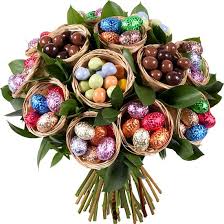 Le Gouter De Paques Compose Uniquement De Petits œufs De Paques Par Aquarelle Com Bouquet De Chocolats Oeufs De Paques Artisanat De Bonbons