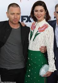 Ewan mcgregor (r) and eve mavrakis attend the opening night of 'the real thing' on broadway at american airlines theatre on october 30, 2014 in new york city. Ewan Mcgregor Und Mary Elizabeth Winstead Kuscheln Beim Spaziergang Durch Kalten New York City Aktuelle Boulevard Nachrichten Und Fotogalerien Zu Stars Sternchen