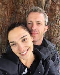 Gal gadot is an israeli actress, singer, martial artist, and model. Gal Gadot Wiki Husband Age Height Weight Family Biography More Famous People Wiki
