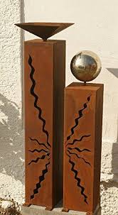 Ein Rostsaulen Paar Mit Rissen Edelstahlkugeln Und Kleiner Schale Die Masse Der Saulen Die Gesamthohe Ist 80cm Und 60cm Edelstahlkugeln Eisen Kunst Beleuchten