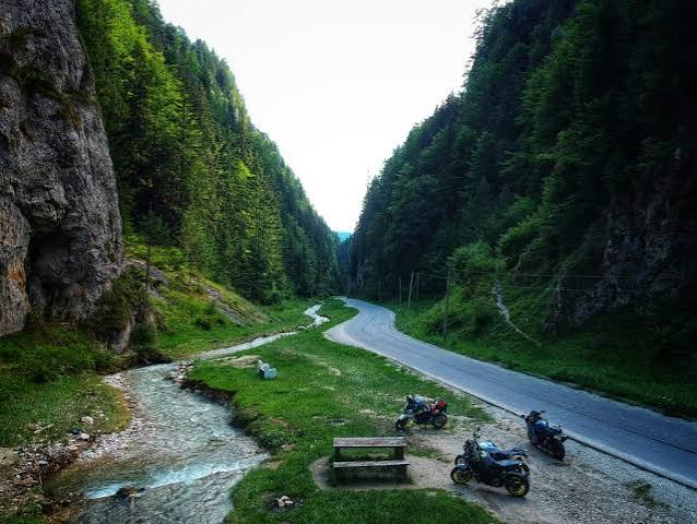 Jurnal de călătorie] Cheile Dâmbovicioarei cu bune și două rele : Bmw S1000R & Yamaha MT-09 – motoRoute.ro