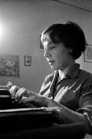 Estudió filosofía y letras en la universidad de buenos aires y, mas tarde, pintura con. Alejandra Pizarnik Nina Eterna De Infancia Asesinada 365 Dias De Libros