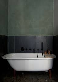 Aucun problème donc à intégrer le tadelakt à votre style intérieur, même si ce dernier n'est pas spécialement oriental. Osez Les Couleurs Sombres Dans La Salle De Bain Frenchy Fancy