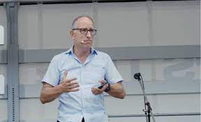 Reto brennwald (*1963), ist freier fernsehjournalist, filmemacher und moderator. Anti Corona Demo Ex Srf Moderator Reto Brennwald Halt Rede