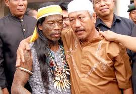 Peristiwa tersebut terutam yaitu panglima burung dan panglima kumbang. Panglima Kumbang Suku Dayak Kalimantan