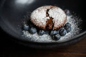Und immer einen extra mehr zu backen, mit dem man kontzrollieren kann, ist auch nicht ideal. Fondant Au Chocolat So Gelingt Der Schokokuchen Mit Flussigem Kern