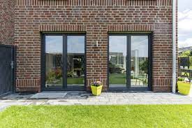 bodentiefe fenster ermoglichen grenzenlosen ausblick neubau architektur garten fenster kunststofffenst bodentiefe fenster backstein aussen moderne fenster