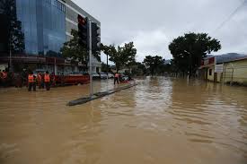 Kejadian banjir kilat menyebabkan bandar negeri itu lumpuh buat sementara waktu dan mengalami kesesakan teruk akibat beberapa jalan ditenggelami air. Berita Harian On Twitter Pulau Pinang Banjir Lagi Https T Co Nytl2pz4tw
