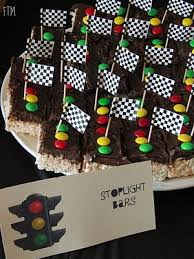 Los globos están hechos de látex duradero y fuerte, la decoración de tartas, pancartas y letreros de coche de carreras están hechos de cartón resistente y se pueden reutilizar fácilmente para varias fiestas. Pistas De Carrera