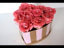 Como Hacer Regalos Economicos Para El Dia De La Madre Flores En Cajas De Corazon Para Regalar Este Dia De Las Madres Youtube Arreglos Florales En Cajas Flores En Caja Arreglos Florales