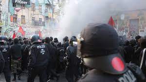 Stand heute wurden die meisten naziaufmärsche der #nocoronazis für das wochenende #. Flaschenwurfe Und 44 Festnahmen 39 Polizisten Verletzt B Z Berlin