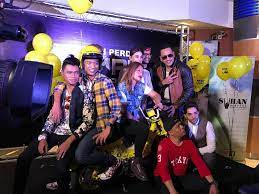 Eager to win back his girlfriend, kudin rushes off to join a gang of mat rempit. Malam Gala Filem Rempit Sampai Langit Finas