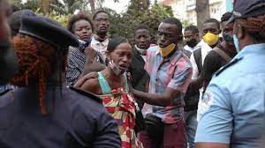 45 anos é muito, mpla fora surge como o lema desta manifestação, tendo um dos organizadores, a sociedade civil contestária, afirmado que em todo este tempo de governação a vida dos angolanos só piorou, com particular acutilância para as questões do emprego, saúde e educação. Ambiente De Terror Em Luanda Club K Angola Noticias Imparciais De Angola