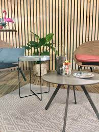un petit coin terrasse detente au naturel installez deux petites tables de jardin depareillees sur un table basse table basse metal petite table de jardin